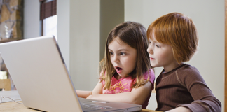 Egyre korábban
kezdődik a digitális gyermekkor