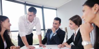 Bizakodnak a munkahelyi előrelépésben a fiatalok