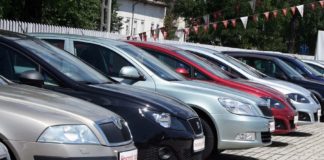 Tripláztak a hibridek, jönnek fel a villanyautók, de a benzineseké a főszerep