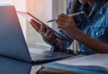 Évi 7 millió forinttal is többet kereshetnek a diplomások