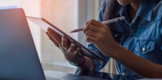 Évi 7 millió forinttal is többet kereshetnek a diplomások