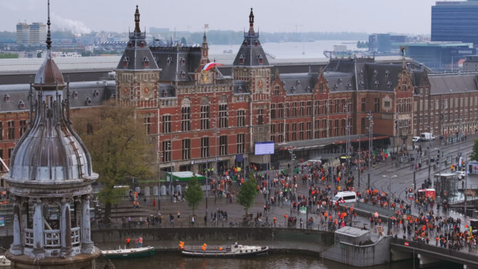 105_KingsDay_AmsterdamCentral-24-7_HD_07-67b8c2bf6dbe487c7d9dd4a1