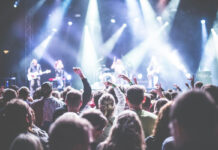 Özönlenek a lengyelek és a csehek a Szigetre