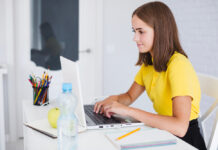 Folyamatos vásárlási ingerek érik a gyerekeket az online térben