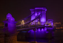 Ezért borul lilába az ország