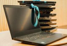 Iskolának adományozott laptopokat a 4iG Alapítvány