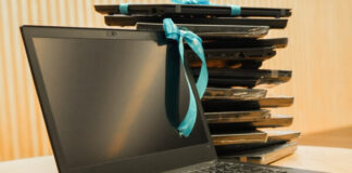 Iskolának adományozott laptopokat a 4iG Alapítvány