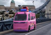 A Kossuth téren parkol Barbie lakóautója: elindult a Mattel Fake OOH reklámkampánya