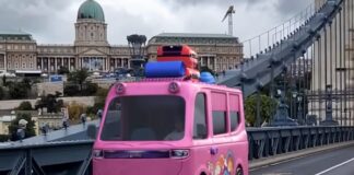 A Kossuth téren parkol Barbie lakóautója: elindult a Mattel Fake OOH reklámkampánya