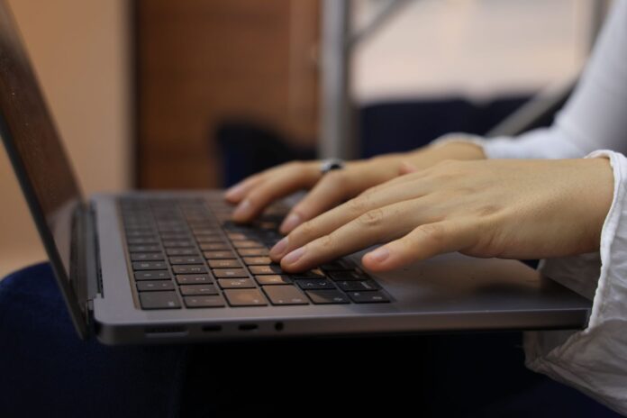 mmonline.hu-laptop-kep2-hasznaltlaptopvasarlasakorisfontosamegbizhatoforras-pexels